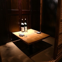 まるで第二の我が家にいるように、ほっとくつろいでお過ごしいただける空間です。接待からデート、プライベートな宴会まで、様々なシーンでご利用いただけます。こだわりもん一家の自慢の逸品とサービスを、落ち着いた店内でゆったりご堪能ください。