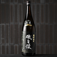 料理に合わせて選べる日本酒と多彩な一杯を用意