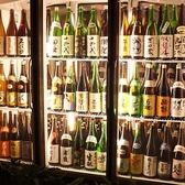 徹底した日本酒の温度管理！入口に大型冷蔵庫には全国地酒が多数。