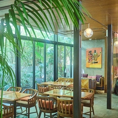 大きな窓から自然光がやさしく差し込むテーブル席は、洗練された空間美と落ち着いた雰囲気が魅力。大切な人との会話が弾む、心地よいひとときを叶えます。