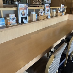 シェフが目の前で料理を仕上げる姿を楽しむことができます！料理の香りや音を感じながら、まるで特別な体験をしているかのような気分に浸れます♪また、カウンターはお一人様でも気軽に利用でき、リラックスした雰囲気を味わえます。