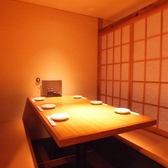 落ち着いた雰囲気で、ゆったり座れるカーテン個室のテーブル席です♪会社関係や女子会、ご友人となど様々なシーンでお使いいただけます。4名様～6名様まで対応可能ですのでお気軽にお申し付けください♪間のふすまを外せば最大24名様まで対応可能