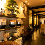【ファミリー、一人飲み、デートにおすすめ】和の趣が感じられる広々とした店内は、落ち着いた雰囲気