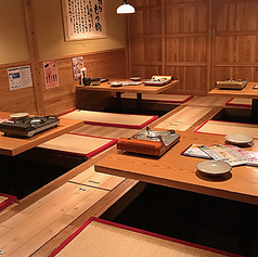木の温もり溢れる広々とした店内には、大人数でのご宴会や飲み会に最適な大型の掘りごたつ席を完備。足を伸ばしてリラックスしながら、一体感のある賑やかな時間をお楽しみいただけます。自慢のもつ鍋を囲み、極上の焼酎を片手に、思い出に残る特別なひとときをお過ごしください。