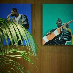 グリーンがアクセントとして各所に配され、店内にいながら自然と触れ合える心地よさ。都会の喧騒を忘れさせてくれる、癒やしのインテリアです。デザイナーの遊び心がいたるところに。