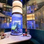 【 潜水艦で海底を航行しているような幻想空間 】1500匹を超える魚に囲まれる空間は、まさに非日常