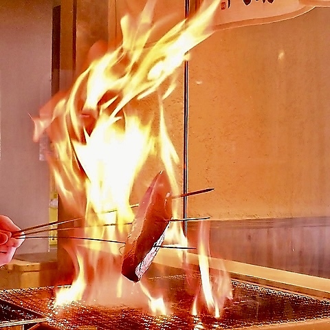 柳橋市場で仕入れる新鮮な魚を藁焼きで！贅沢個室も充実。少人数から大人数宴会まで◎