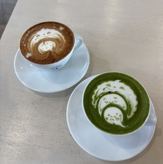 パンケーキに合うオリジナルブレンド豆・抹茶を楽しむ。