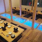 会社の宴会や大人数での集まりにぴったりな広々としたお座敷席を完備しています。カード払いも可能で、便利にご利用いただけます。また、換気もしっかり行っており、安心してお食事を楽しめる環境を整えております。ぜひご予約を！