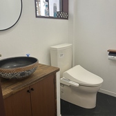 清潔感のあるトイレを完備しており、女性やお子様連れの方も安心して利用可能です。明るく清掃が行き届いた空間で、食事や宴会の合間でも快適に過ごせます。店舗全体の居心地の良さを支えるポイントとしても、自信を持っておすすめできる設備です。