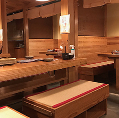 木の温もり溢れる店内には、デートや女子会に最適なすだれ付きの半個室ボックス席から、大人数のご宴会にも対応できる掘りごたつ席まで完備。シーンに合わせた快適な空間をご提供します。名物の熱々もつ鍋や極上明太子を囲みながら、居心地の良い特別なひとときをお過ごしください。