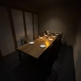大人気の特別感あふれる雰囲気の個室です。こちらでの食事は記念日やお誕生日のお祝いなど、特別な日をより一層華やかに彩ります。シンプルながらも上品な雰囲気が漂い、まるで昔の貴族のような気分に浸ることができます♪夢のような体験で、素敵な思い出を作りませんか？スタッフ一同、心を込めておもてなしいたします☆