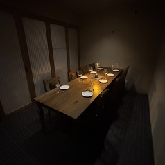 大人気の特別感あふれる雰囲気の個室です。こちらでの食事は記念日やお誕生日のお祝いなど、特別な日をより一層華やかに彩ります。シンプルながらも上品な雰囲気が漂い、まるで昔の貴族のような気分に浸ることができます♪夢のような体験で、素敵な思い出を作りませんか？スタッフ一同、心を込めておもてなしいたします☆