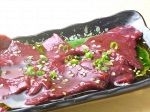 黒毛和牛からとれた甘みあるレバー。口の中に広がる上質な甘み…。レバ刺し￥800