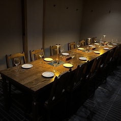 シンプルなインテリアが特徴のテーブル個室で、最大16様までの宴会が可能です☆ご利用をご希望の際は、お気軽にスタッフまでご相談ください！周りを気にせず会話ができるので、接待や職場の食事会にもピッタリ☆心地よい空間で美味しい料理とお酒が一緒に楽しめます。古民家バル 旧本藤邸で贅沢な時間をお過ごしください！