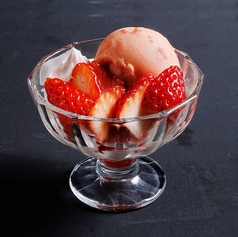 フレッシュイチゴの贅沢パフェ