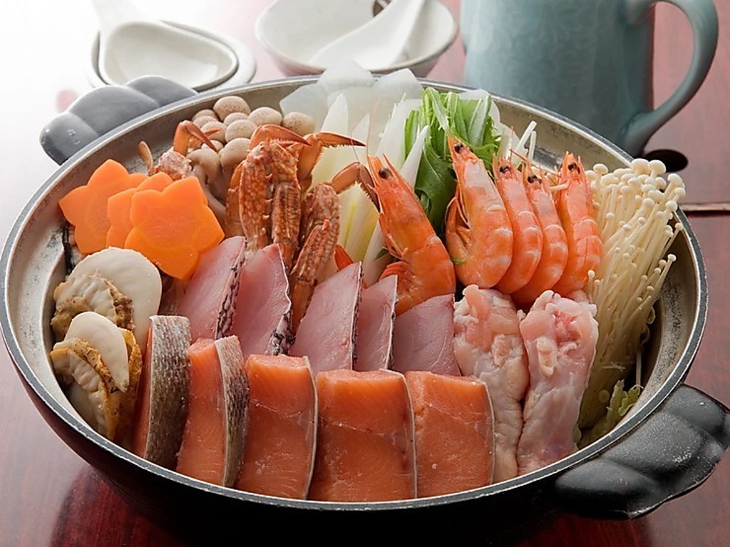 カニ、海老などの新鮮魚介と白菜、長ネギ等の野菜、うどんまで入った具沢山の贅沢鍋です。