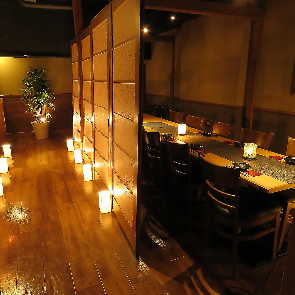 あたたかな照明に心が安らぐ落ち着いた雰囲気の店内。接待に最適な洗練された空間の個室をご用意◎ 