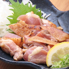 【香ばしさと弾力が魅力】噛むほどに旨味溢れる！鮮度抜群の鶏ももタタキの写真