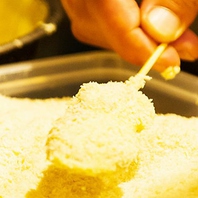 カラッと揚げた串カツの秘密は油とパン粉！自家製ソース