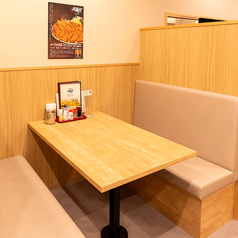 ゆったり寛げるソファー席もご用意しております。