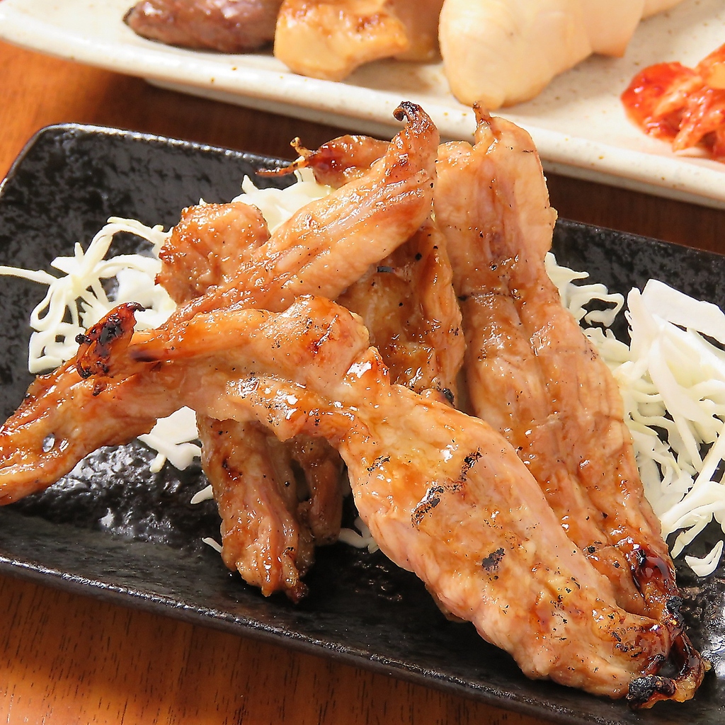 当店名物≪老舗から引き継いだタレが絶品≫せせり一皿盛605円（税込）は一度食べたら忘れられない味!