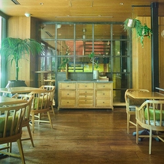 程よく視線が遮られる配置と、全体に広がる開放感の絶妙なバランスが心地よい。賑やかすぎず、静かすぎず、どんなシーンにも馴染む万能な席です。