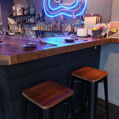 カウンター席では、シェフの手さばきや調理の音、香りを間近に感じながら料理を楽しめます。臨場感あふれる空間で、一品一品に込められた技とこだわりを目と舌で堪能でき、贅沢で特別なひとときを演出します。おひとり様からデートまで、多彩なシーンでご利用いただけます。