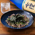 料理メニュー写真&nbsp;カツオのたたき ガーリックチップ添え