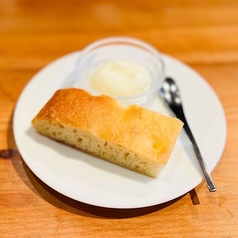 焼きたてフォカッチャと自家製バター