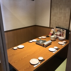 【大小さまざまなお席】夏のご宴会はもちろん、各種会社宴会や同窓会、二次会など、幅広いシーンに対応したお席をご用意しております。大人数での団体利用も大歓迎。みんなでワイワイ楽しみながら、たくさん飲んで食べて盛り上がりましょう！