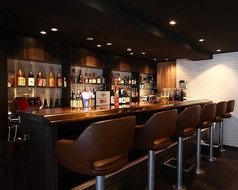 洗練された雰囲気のバーカウンターは、お一人様でも気軽に立ち寄れる6席をご用意。種類豊富なドリンクを片手に、ゆったりとした時間を過ごしたり、デートで会話を楽しむのに最適です。落ち着いた空間で、心ゆくまでおくつろぎください。