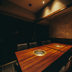 銀座の喧騒を離れ、上質な空間で極上の焼肉を。うしごろバンビーナ銀座店では、8名様までご利用いただける個室をご用意しています。大切な接待や会食、家族のお祝いにも最適。A5ランク黒毛和牛の贅沢な味わいを、プライベートな空間でゆったりと堪能できます。