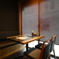 【落ち着いた照明の和モダンな空間づくりが魅力◎リラックスしながらお料理が楽しめます】和の雰囲気とモダンなデザインが融合したお店で、心地よい時間を過ごしませんか？