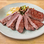 【名物・牛たん焼き】焼きに適した部位を原料のわずか4割程まで限定し手切り、手振り塩にこだわって仕上げた自慢の「牛たん」は、焼肉屋さんの牛たんとは違い、数日をかけて仕込みといわれる温度管理から湿度管理、熟成期間に至るまで、熟成作業を行っています。 分厚いのに柔らかく、風味豊かな牛たんが出来上がります。
