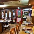 落ち着いた雰囲気が広がるテーブル席は、心地よい開放感のなかでお食事を楽しめるのが魅力です。カジュアルなランチや日常の食事会など、肩肘張らずに会話を楽しみたいひとときにぴったりのお席です。