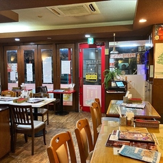 落ち着いた雰囲気が広がるテーブル席は、心地よい開放感のなかでお食事を楽しめるのが魅力です。カジュアルなランチや日常の食事会など、肩肘張らずに会話を楽しみたいひとときにぴったりのお席です。