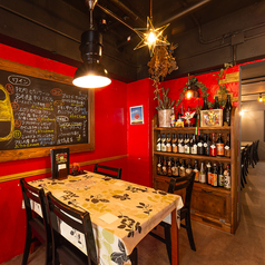 広々とした落ち着いた空間には、お子様や女性にも人気の可愛らしいテーブル席をご用意しています。自由にレイアウトを変更できるので、ご家族でのお食事や女子会に最適です。ゆったりとくつろぎながら、美味しい料理と楽しい時間をお過ごしいただけるので、大切な人とのひとときにもぴったりです。