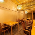 6名まで利用可能な個室完備！テーブル、カウンター席はデートにもオススメです。