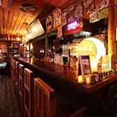 【アットホームな雰囲気】を持つ地元に愛されるアメリカンスタイルのお店。大型テレビと音響設備完備で、持ち込みＣＤ&ＤＶＤで楽しめます。