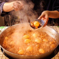 名物！究極の大釜もつ煮込み429円(税込)の写真