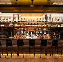 洗練された空間の中で、よりパーソナルな時間を楽しめるカウンター席。STELLAR WORKSの家具に囲まれながら、丁寧に仕立てられる料理やドリンクを間近で楽しめる特等席です。ひとり時間はもちろん、大切な人との語らいにもおすすめ。