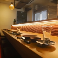 落ち着いた雰囲気のカウンター席