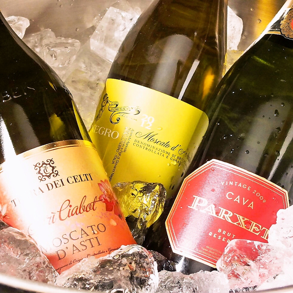 他にはない珍しい銘柄のワインを種類豊富に取り揃えております♪店内にワインセラー完備◎