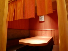 2～3名様でご利用いただける1階のボックス席です。カウンター越しに板場の様子も見れるので、プライベートも保ちつつ、日本料理の和の空気を存分に堪能できるお席です。