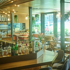会話を交えながら料理を楽しめるライブ感が魅力。素材や技に触れる体験が、食事をより深く味わうひとときへと導きます。