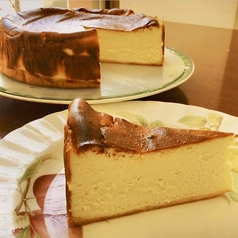 ケーキいろいろ☆人気の濃厚バスクチーズケーキの写真