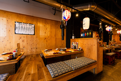 ゆったりと足を伸ばしてくつろげる、人気の掘りごたつ席は4名様・6名様のお席をご用意。少人数でのご利用はもちろん、各種ご宴会にも対応しています。のんびりロースターを囲んで、和みの焼肉宴会をお楽しみください。