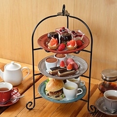 大人気!ボリューム満点の可憐な『アフタヌーンティー』をご用意しております。可愛いスイーツとセイボリーに加え、フレンチトーストやパフェ付きなど、バリエーション豊富なセットが魅力です。自分へのご褒美はもちろん、女子会にも最適な、心ときめく特別なティータイムをお約束します!