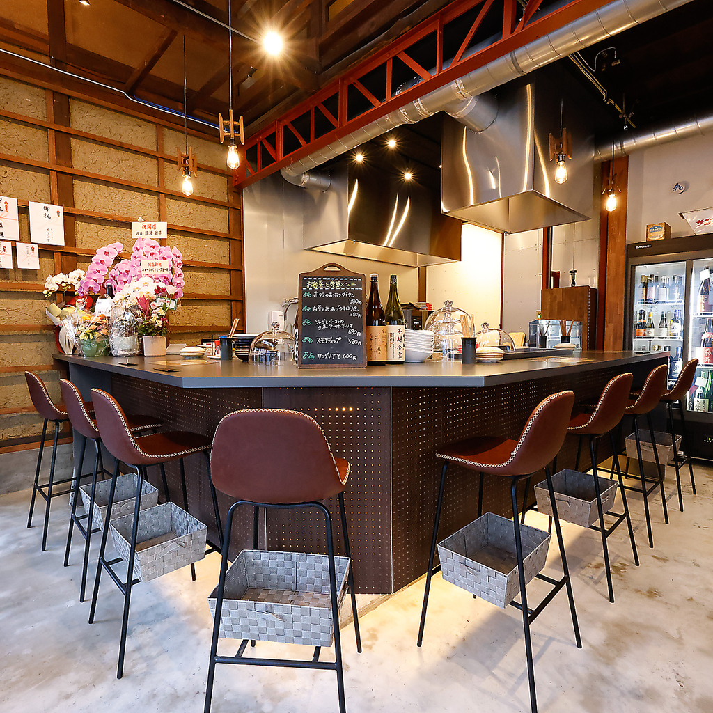 お一人でも気軽に利用できる席を完備。宴会後の二次会にもぴったりな、落ち着いた雰囲気の空間です。
